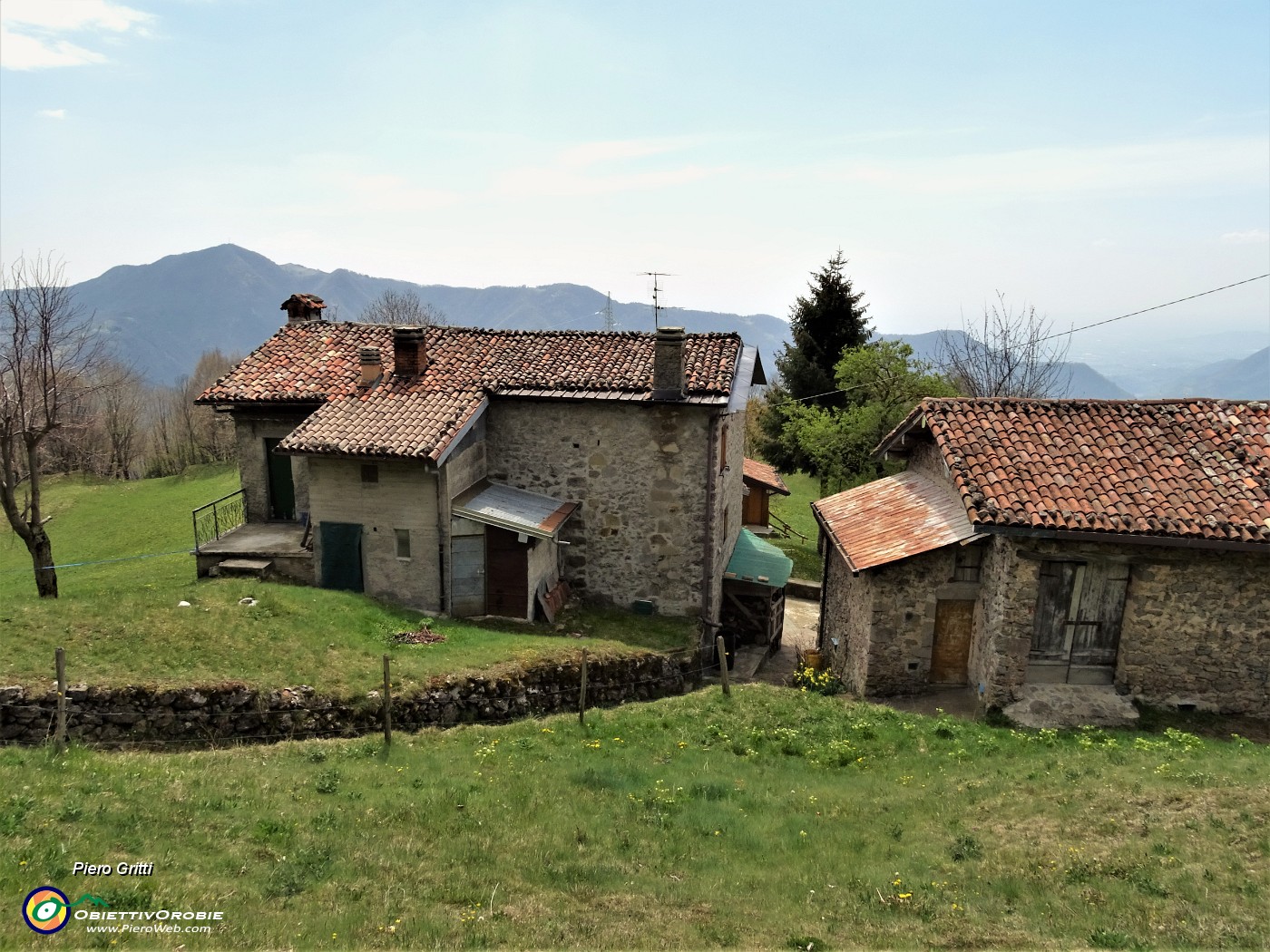 85 Alla verde radura prativa di Sonzogno (1018 m).JPG